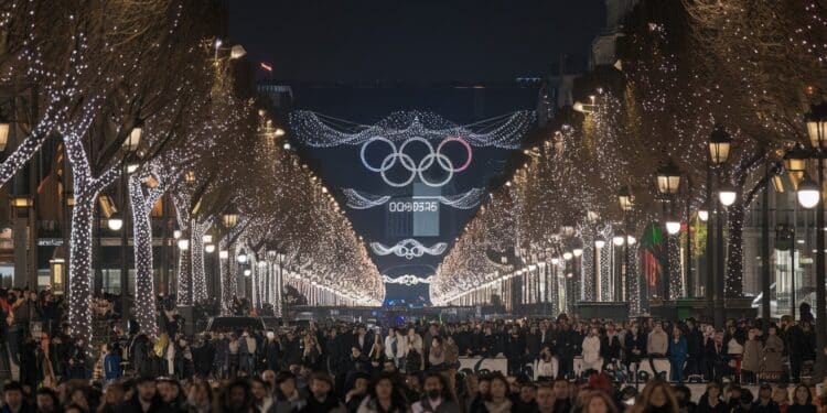 Les Champs Élysées silluminent au rythme des JO 2024  Découvrez le spectacle grandiose qui a émerveillé les Parisiens en ce début des fêtes de fin dannée   Viral Mag