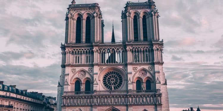 Les Cloches de Notre-Dame Résonnent à Nouveau Après l’Incendie - Viral Mag Les cloches de Notre Dame de Paris retentissent pour la première fois depuis le terrible incendie de 2019 marquant une étape symbolique dans la restauration de la cathédrale Viral Mag