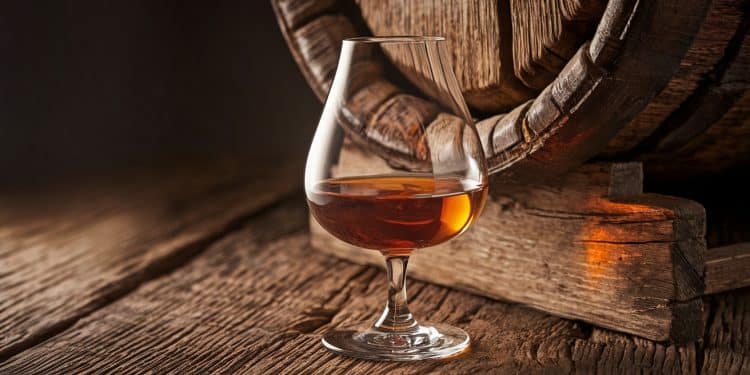 Les Négociations sur les Surtaxes du Cognac se Poursuivent avec la Chine - Viral Mag Malgré les tensions commerciales croissantes entre la Chine et lUE la France cherche des solutions via le dialogue pour protéger son cognac menacé de surtaxes Viral Mag