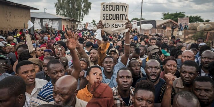 Manifestation à Sebba pour un Renforcement de la Sécurité - Viral Mag Une manifestation a eu lieu à Sebba pour demander un renforcement de la sécurité et le ravitaillement des communes sous blocus jihadiste Viral Mag