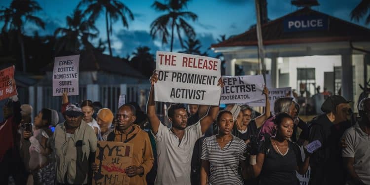 Martinique : Interpellation d’un Leader du Mouvement contre la Vie Chère - Viral Mag Rodrigue Petitot figure du mouvement contre la vie chère en Martinique a été interpellé mardi soir à Fort de France Une centaine de personnes se sont rassemblées pour réclamer sa libération Viral Mag