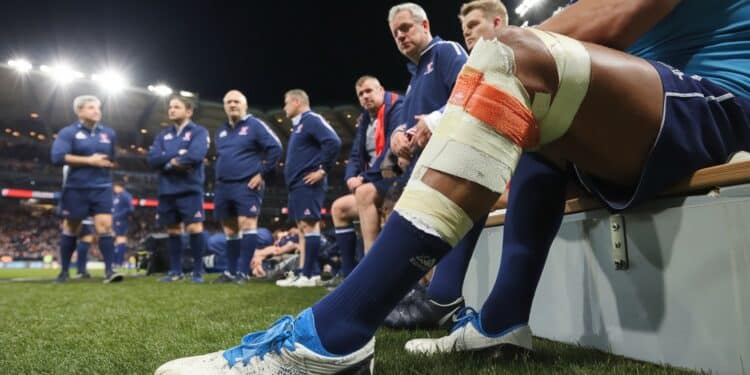 Matthieu Jalibert blessé au genou lors du match Vannes-UBB - Viral Mag Retour gâché pour Matthieu Jalibert louvreur de lUBB blessé au genou dès la 10e minute face à Vannes en Top 14 Viral Mag
