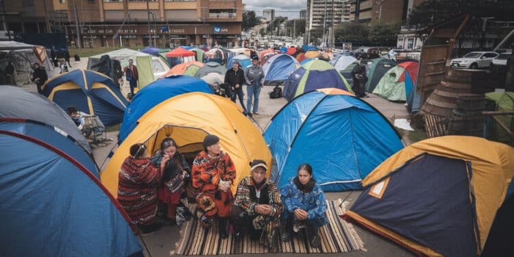 2000 indigènes Embera venus de Risaralda campent devant un bâtiment gouvernemental à Bogota réclamant de meilleures conditions de vie Un mouvement inédit   Viral Mag