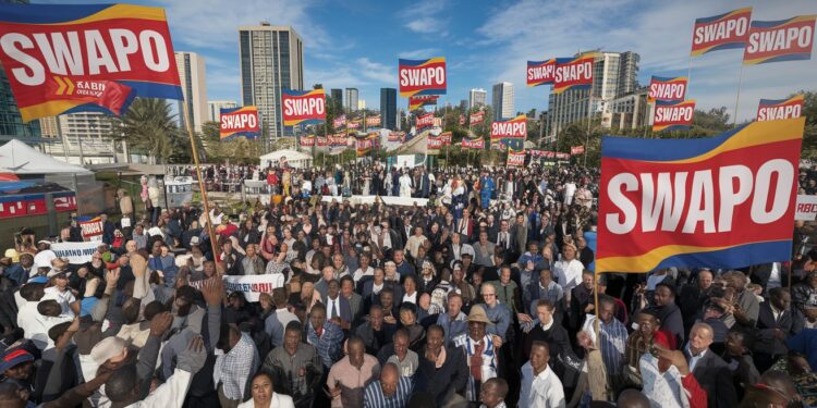 Namibie : La Swapo en force malgré une opposition tenace - Viral Mag Dernier meeting de la Swapo avant les élections en Namibie entre démonstration de force prières et défis face à une opposition menaçante Analyse des enjeux Viral Mag