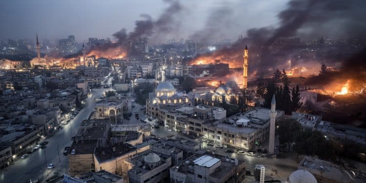 Nouvelle Frappe Israélienne sur Damas, Tensions Croissantes - Viral Mag Deux jours de frappes israéliennes à Damas font 23 morts dont des civils et combattants pro iraniens La Syrie et lIran condamnent lescalade Viral Mag