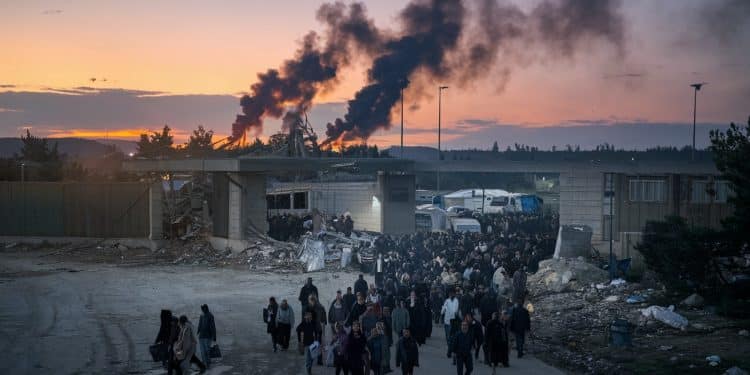 Nouvelle Frappe Israélienne sur un Poste-Frontière Syrien - Viral Mag Une frappe israélienne a visé le poste frontière dAl Qaa Jousieh entre le Liban et la Syrie pour la deuxième fois en une semaine touchant des structures humanitaires Viral Mag