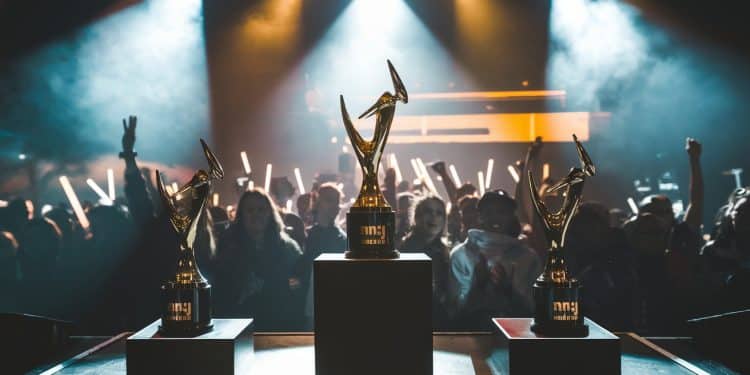 Pierre Garnier Hélèna et Jungeli récompensés aux NRJ Music Awards 2024 Slimane et Vitaa couronnés Coldplay et Taylor Swift dominent   Viral Mag