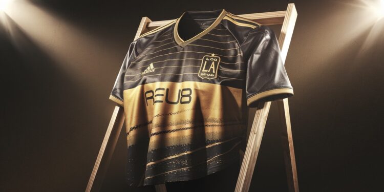 Olivier Giroud met aux enchères un maillot pour les chrétiens persécutés - Viral Mag Le footballeur Olivier Giroud soutient les chrétiens persécutés en mettant aux enchères son maillot du Los Angeles FC Un geste fort de solidarité Viral Mag