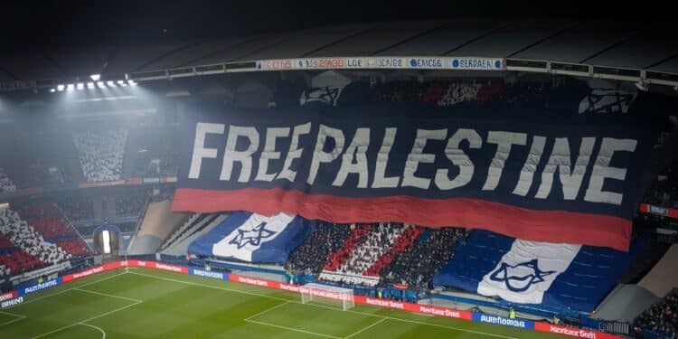 Le PSG fait face à une vague de mécontentement de certains supporters suite au déploiement dun tifo Free Palestine lors du match contre lAtlético Madrid   Viral Mag