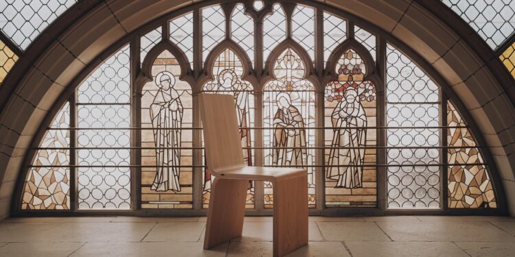 Polémique autour du nouveau mobilier de Notre-Dame de Paris - Viral Mag Le choix du mobilier contemporain pour Notre Dame de Paris suscite la controverse Découvrez les dessous de cette polémique   Viral Mag