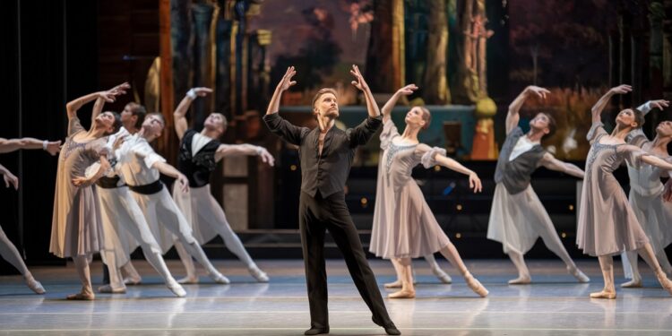 Pontus Lidberg, un chorégraphe prometteur à la tête du Ballet de Nice - Viral Mag Découvrez Pontus Lidberg le talentueux chorégraphe suédois qui prend les rênes du prestigieux Ballet de Nice Un artiste multifacettes à suivre de près Viral Mag