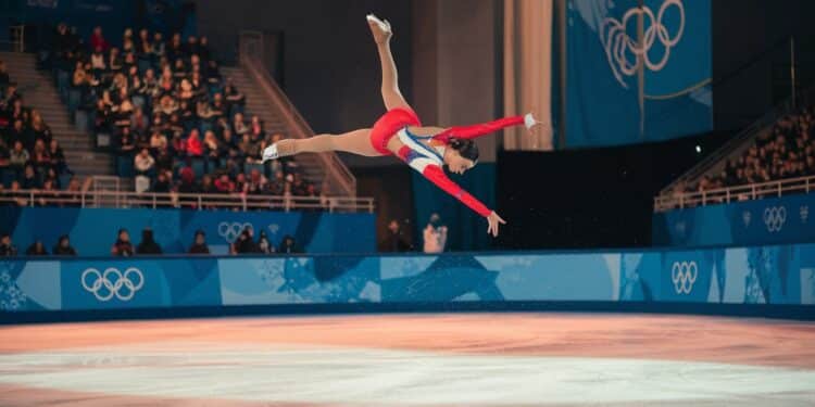Siao Him Fa sur le podium de la Coupe de Chine de patinage artistique - Viral Mag Le Français Adam Siao Him Fa décroche la médaille de bronze au programme court de la Coupe de Chine de patinage artistique à Chongqing Viral Mag