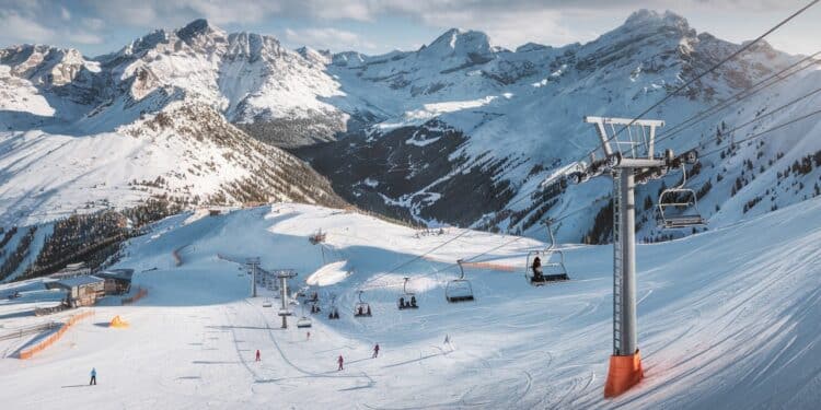 Stations de ski face au défi du manque de neige en début de saison - Viral Mag Ouvertures retardées et pistes limitées les stations alpines et pyrénéennes sadaptent au manque de neige Découvrez leurs stratégies pour lancer la saison Viral Mag