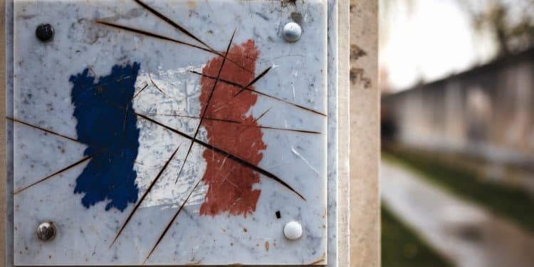 Un clandestin algérien de 43 ans interpellé lundi pour avoir détruit la stèle en hommage aux victimes des attentats de Marseille   Viral Mag