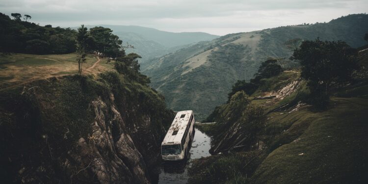 Tragédie au Brésil : 23 morts suite à un accident de car - Viral Mag Un terrible accident de car fait 23 morts au Brésil Le véhicule a plongé dans un ravin dans lest du pays déclenchant lémotion Viral Mag