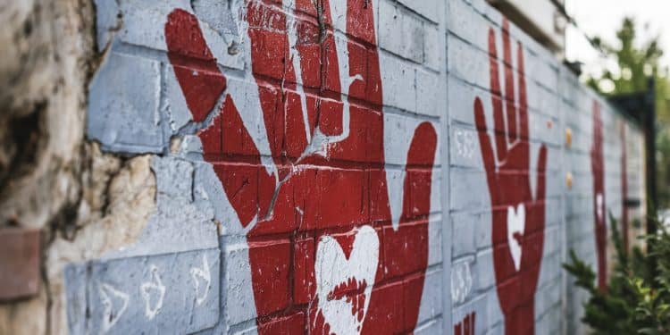 Trois Suspects Bulgares Écroués Pour Tags Controversés au Mémorial de la Shoah - Viral Mag Trois Bulgares soupçonnés davoir peint des mains rouges au Mémorial de la Shoah à Paris ont été écroués en France Un acte qui soulève des questions Viral Mag