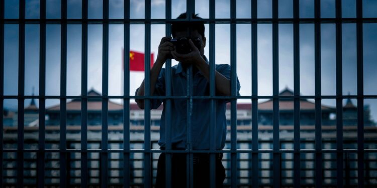 Un Journaliste Chinois Condamné à 7 Ans de Prison Pour Espionnage - Viral Mag Un journaliste chinois travaillant pour un média dÉtat a été condamné à 7 ans de prison pour espionnage après avoir déjeuné avec un diplomate japonais Un verdict choquant qui soulève des questions sur la liberté de la presse en Chine   Viral Mag