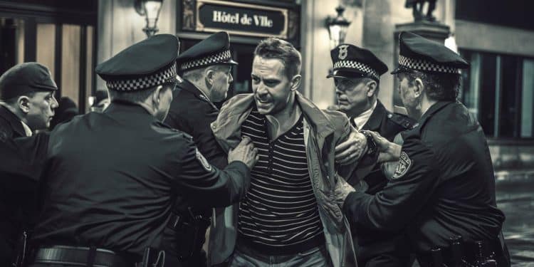 Dans la nuit du 16 au 17 novembre à Narbonne un Tunisien en situation irrégulière et sous le coup dune OQTF sen est pris verbalement aux forces de lordre Retour sur cet incident qui a secoué la ville   Viral Mag