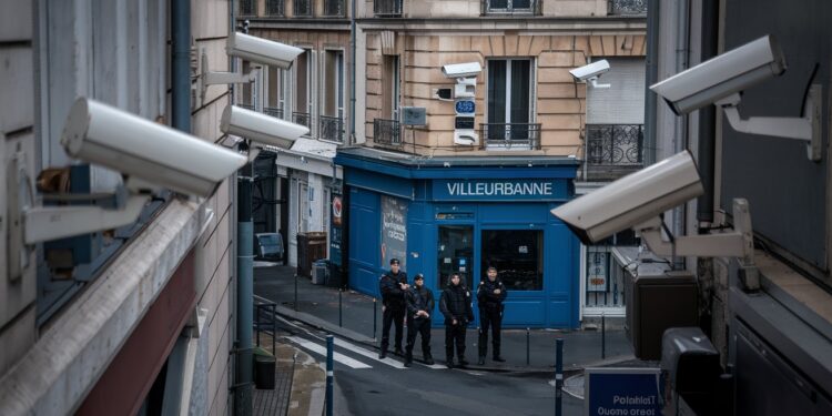 Villeurbanne Double Son Nombre De Caméras De Surveillance - Viral Mag 24112024 Revirement à Villeurbanne la ville va doubler son nombre de caméras de surveillance pour combattre le trafic de drogue et la délinquance Un choix controversé pour cette commune historiquement opposée à la vidéosurveillance Découvrez les détails de ce changement de cap sécuritaire Viral Mag