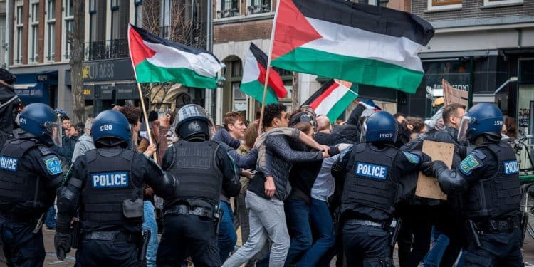 Des dizaines darrestations ont eu lieu dimanche à Amsterdam lors dune manifestation propalestinienne malgré linterdiction des autorités   Viral Mag