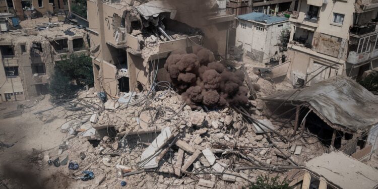 Bombardements israéliens meurtriers à Gaza: le bilan s’alourdit - Viral Mag Les frappes israéliennes sur Gaza ont fait 17 morts ce samedi dont 7 dans une école de lONU abritant des déplacés Le maire de Deir al Balah figure parmi les victimes Viral Mag