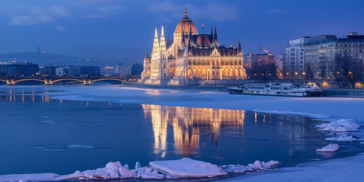 Budapest en Janvier : Découvrez la Perle du Danube Hors Saison - Viral Mag Envie dune escapade hivernale à Budapest Découvrez nos conseils pour profiter de la capitale hongroise en janvier loin des foules Viral Mag