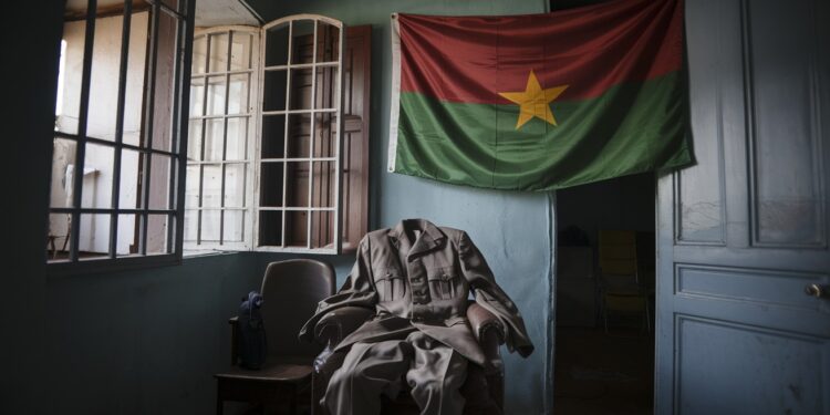 Nouveau rebondissement au Burkina Faso  le capitaine Ibrahim Traoré dissout le gouvernement et renvoie le Premier ministre Découvrez les dessous de cette décision soudaine et ses conséquences pour le pays   Viral Mag