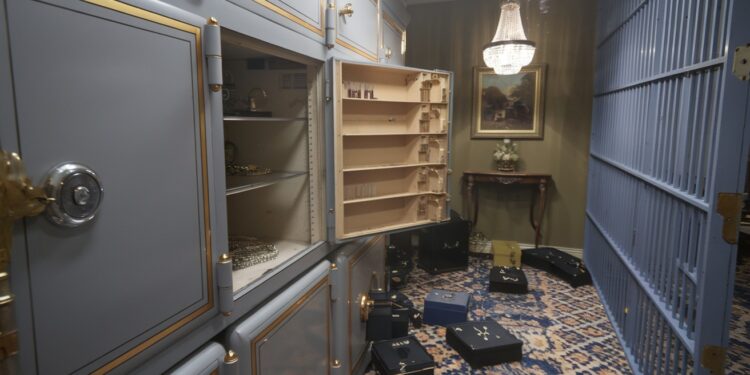 Cambriolage spectaculaire à Londres : 12 millions d’euros de bijoux dérobés - Viral Mag Un cambriolage dune ampleur inédite a eu lieu à Londres Des bijoux dune valeur de 12 millions deuros ont été dérobés en seulement 20 minutes dans le manoir dune riche collectionneuse La police lance un appel à témoins   Viral Mag