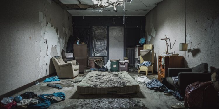 Un couple a été interpellé en Gironde accusé davoir exploité et maltraité un homme handicapé lui volant son allocation et le forçant à vivre dans des conditions indignes   Viral Mag