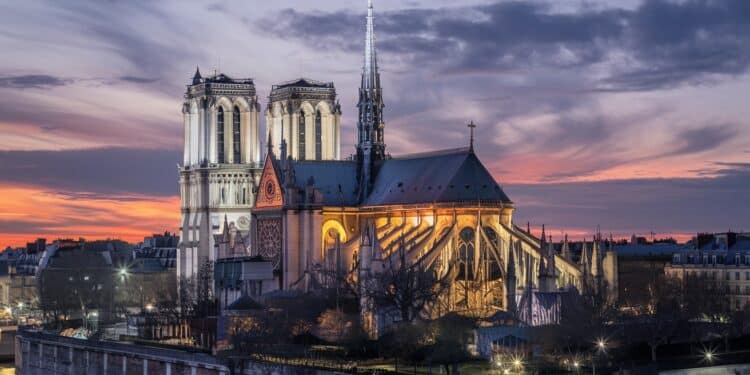 La réouverture de Notre Dame ranime les sources spirituelles françaises étouffées par une laïcité radicale Un signe despoir dans la crise actuelle    Viral Mag