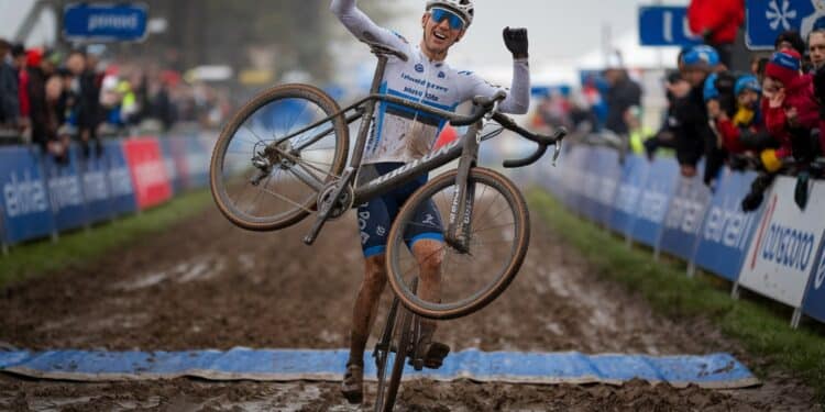 Cyclo-cross : Mathieu van der Poel triomphe à Besançon - Viral Mag Mathieu van der Poel simpose en solitaire à Besançon lors de la 8e manche de la Coupe du monde de cyclo cross Le Néerlandais décroche sa 3e victoire cet hiver   Viral Mag