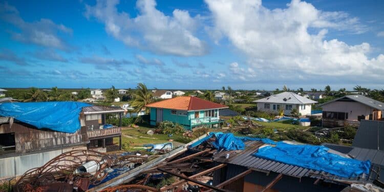 Cyclone Chido à Mayotte : Emmanuel Macron préside une réunion de crise - Viral Mag Au terme de son déplacement sur larchipel de Mayotte Emmanuel Macron présidera une réunion de crise suite au passage dévastateur du cyclone Chido Viral Mag