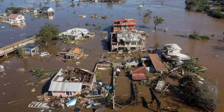 Cyclone Chido à Mayotte: Un Deuil National aux Comores - Viral Mag Les Comores décrètent un deuil national dune semaine suite au passage dévastateur du cyclone Chido sur lîle française de Mayotte Bilan humain redouté Viral Mag