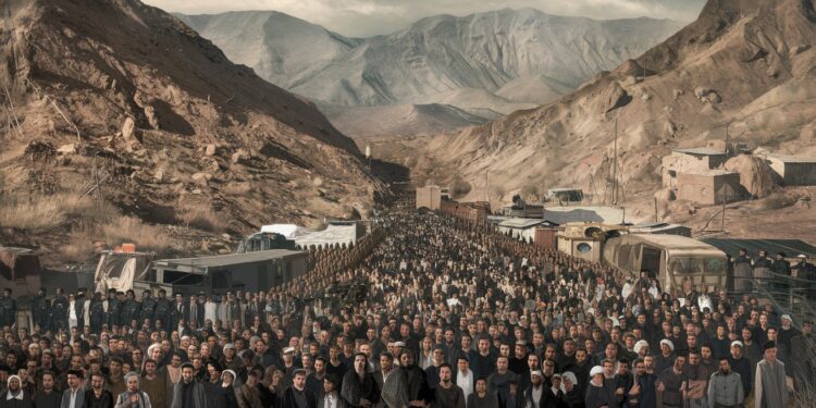 Des milliers d’Afghans rendent un dernier hommage à un ministre assassiné - Viral Mag Lors dun attentat suicide revendiqué par lEI le ministre des Réfugiés Khalil Ur Rahman Haqqani a été tué LAfghanistan lui rend un dernier hommage lors de funérailles émouvantes rassemblant des milliers de personnes   Viral Mag