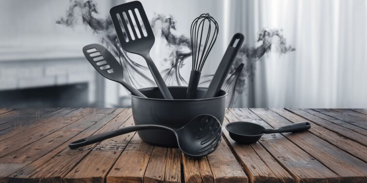 Des ustensiles de cuisine en plastique noir potentiellement toxiques - Viral Mag Une étude révèle la présence inquiétante de retardateurs de flamme toxiques dans les ustensiles de cuisine en plastique recyclé noir Découvrez les risques et les alternatives Viral Mag