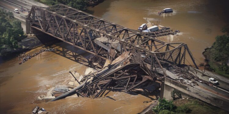 Un pont sest effondré au nord du Brésil causant des morts et des disparus Des tonnes dacide sulfurique menacent de polluer le fleuve   Viral Mag