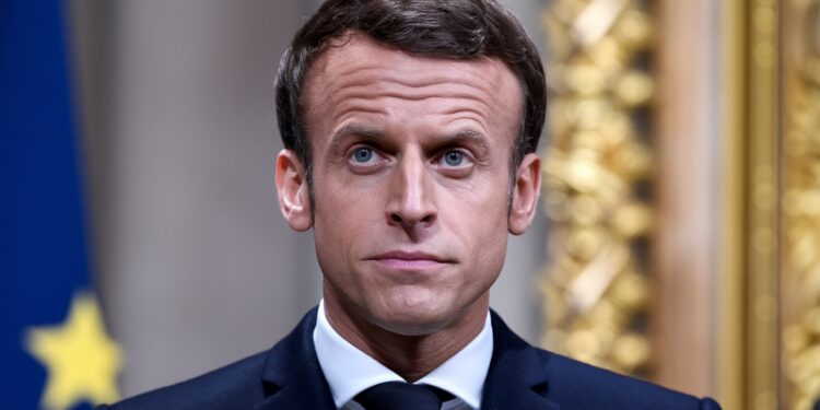 Emmanuel Macron Reconnaît les Échecs de la Dissolution dans ses Vœux et Évoque des Référendums pour 2025 - Viral Mag Dans ses vœux du Nouvel An le président Emmanuel Macron a admis les ratés de la dissolution de 2024 et ouvert la porte à de possibles référendums en 2025 Découvrez son bilan et ses perspectives Viral Mag