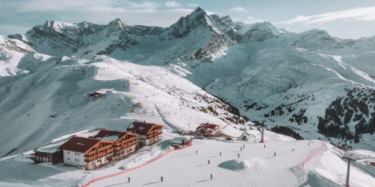 Épisode Neigeux Exceptionnel Dans Les Alpes Ce Week-End - Viral Mag Un épisode neigeux remarquable est attendu dans les Alpes ce week end avec près dun mètre de neige fraîche prévue en 48h Trois départements en alerte Viral Mag