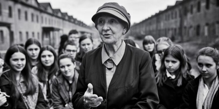 Esther Senot, 97 ans, témoigne de sa déportation à Auschwitz devant des lycéens - Viral Mag Esther Senot 97 ans survivante dAuschwitz partage son bouleversant témoignage avec une centaine de lycéens lors dun voyage éducatif poignant Viral Mag