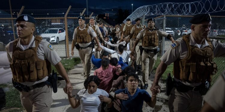 Expulsions record de migrants illégaux aux Etats-Unis - Viral Mag Découvrez comment ladministration Trump compte renvoyer des millions de migrants sans papiers hors du territoire américain Viral Mag