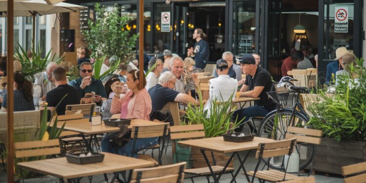 Extension des espaces sans tabac : L’UE se penche sur la question - Viral Mag LUE examine une proposition visant à étendre les zones sans tabac aux terrasses arrêts de bus et abords des écoles Découvrez les enjeux de ce débat Viral Mag