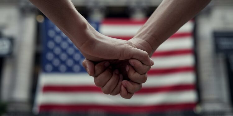 Familles Américaines Sous la Menace d’Expulsions Avec le Retour de Trump - Viral Mag Avec le retour de D Trump à la Maison Blanche le futur de nombreuses familles dimmigrés sans papiers aux USA est en suspens Découvrez leur histoire poignante Viral Mag