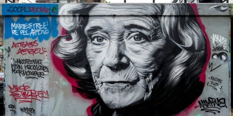 Une fresque représentant la championne olympique Marie José Pérec fait polémique à Cossé le Vivien Les habitants estiment que lœuvre ne lui rend pas hommage   Viral Mag