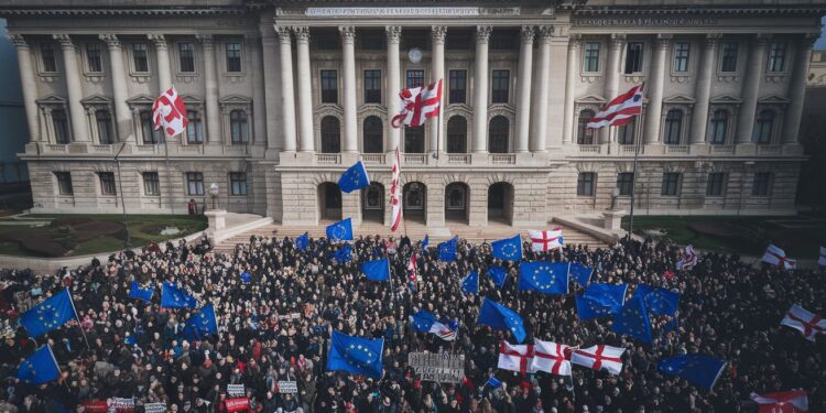 Géorgie : Des milliers de manifestants pro-UE bravent le gouvernement - Viral Mag En Géorgie des milliers de protestataires pro UE continuent de défier le gouvernement accusé de dérive autoritaire pour la 4e semaine consécutive Viral Mag