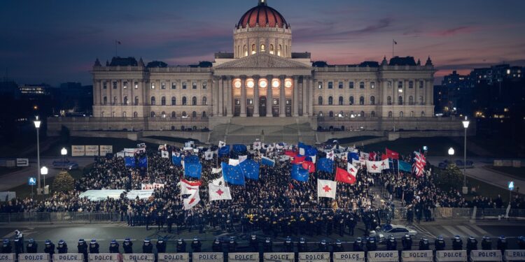 Géorgie : Des milliers de manifestants pro-UE dans les rues - Viral Mag Pour la 11e nuit consécutive des milliers de manifestants pro UE se rassemblent devant le parlement en Géorgie accusant le gouvernement de renoncer aux ambitions européennes du pays Malgré les tensions la mobilisation ne faiblit pas Viral Mag