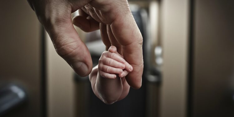 Infanticide Tragique dans un TGV : Une Mère Condamnée - Viral Mag Un nouveau né tué par sa mère peu après laccouchement dans les toilettes dun TGV La femme prise de panique a étouffé son bébé 18 ans de prison Viral Mag