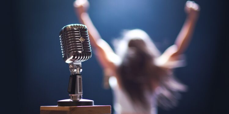 Parastoo Ahmadi artiste iranienne ose chanter sans hijab dans une vidéo devenue virale bravant les lois du régime islamique Son acte de résistance suscite espoir et admiration   Viral Mag