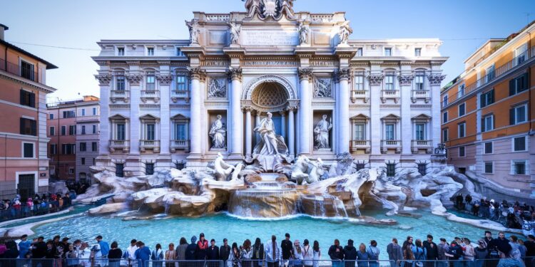 Après des semaines de nettoyage la célèbre fontaine de Trevi à Rome rouvre ses portes avec une nouvelle limite de visiteurs Découvrez comment la ville sadapte à lafflux touristique   Viral Mag