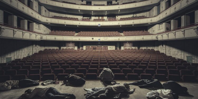 La Gaîté Lyrique célèbre salle de spectacle parisienne a dû fermer temporairement après quenviron 200 jeunes migrants isolés aient investi les lieux la semaine dernière La direction refuse de les expulser malgré le risque de faillite   Viral Mag