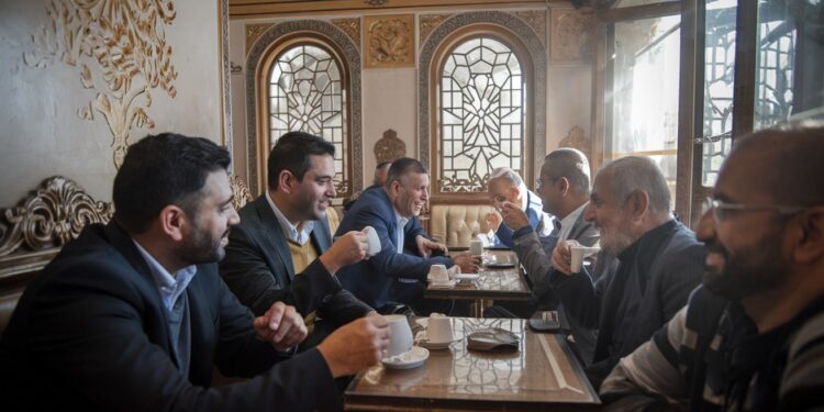 La Liberté D’Expression Renaît Dans Les Cafés De Damas - Viral Mag Après des années de répression les Syriens peuvent enfin parler politique librement dans les cafés emblématiques de Damas Un vent de liberté souffle sur la capitale Viral Mag